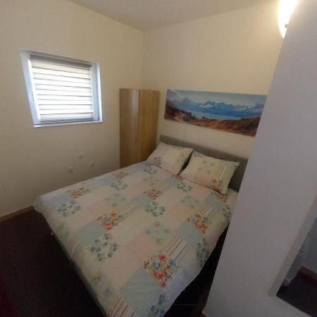 Studio Apartman Sutic Kaštel Novi Esterno foto