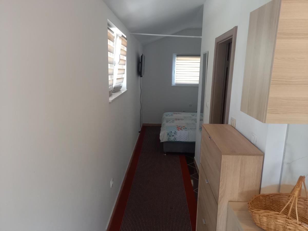 Studio Apartman Sutic Kaštel Novi Esterno foto