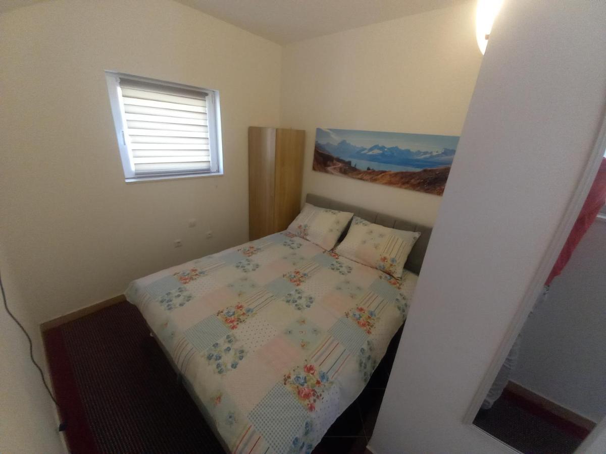 Studio Apartman Sutic Kaštel Novi Esterno foto