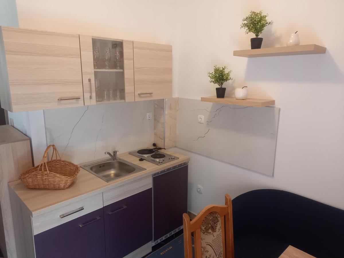 Studio Apartman Sutic Kaštel Novi Esterno foto