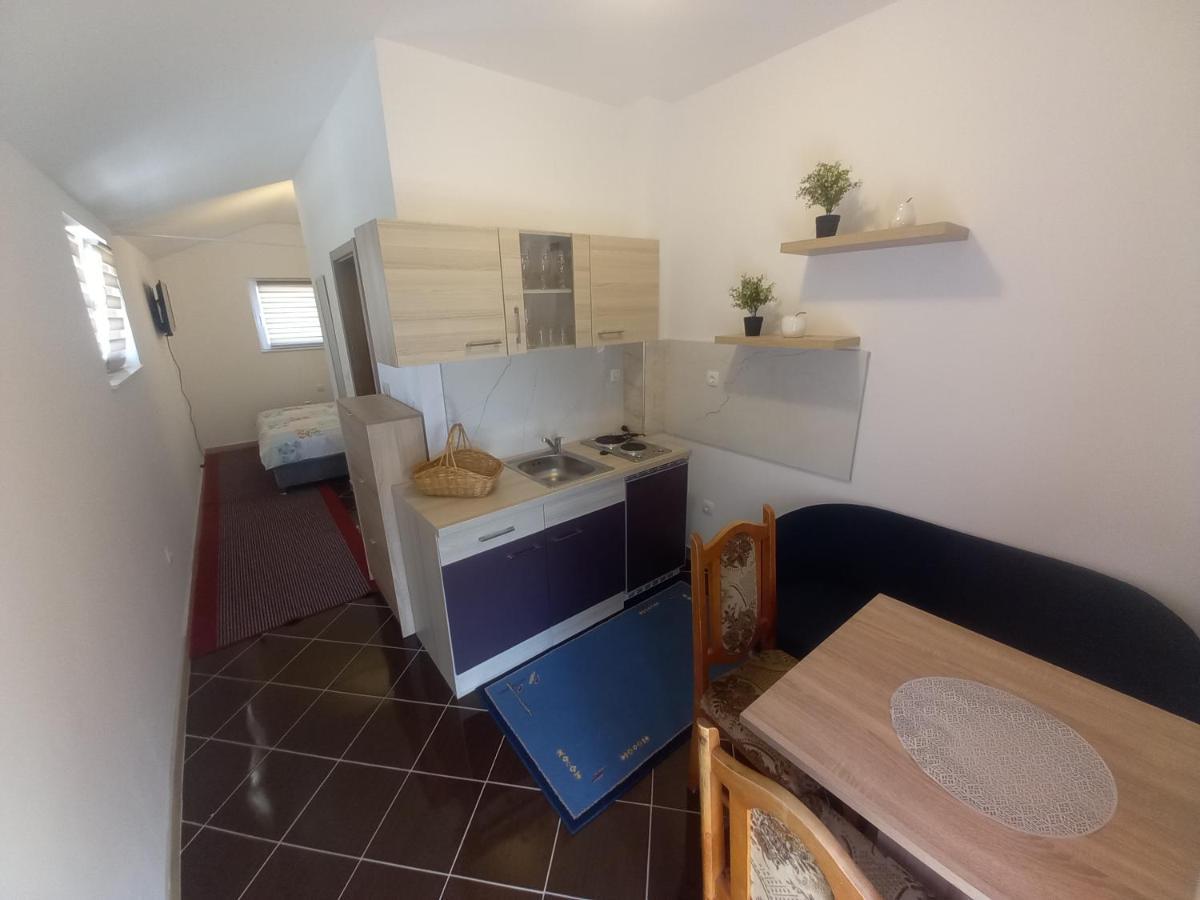 Studio Apartman Sutic Kaštel Novi Esterno foto