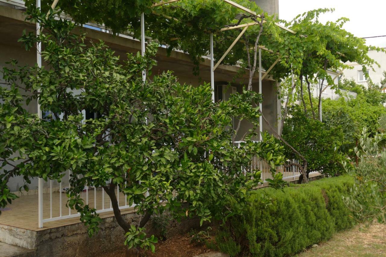 Studio Apartman Sutic Kaštel Novi Esterno foto